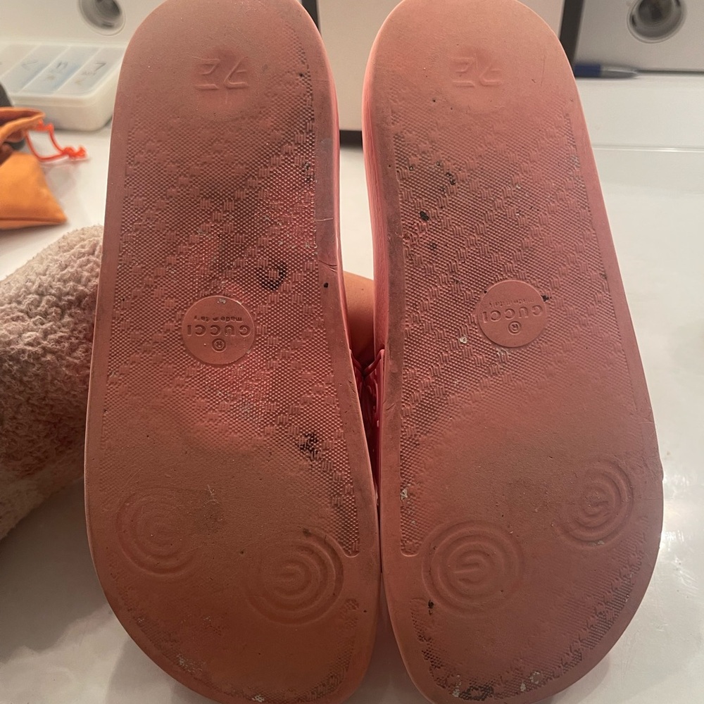 Pink Gucci Slides 'Rubber GG Rose' - Picture 9 of 10